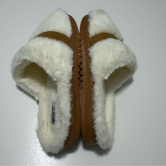 Born Plush White and Brown Faux Fur Slippers Size M(7-8) - Picture 6 of 9